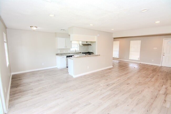 Photo - 11731 McLain Blvd