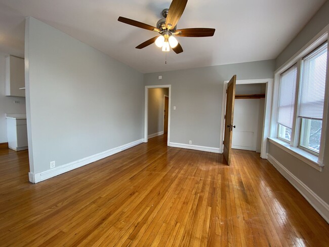 Photo - 1064 W Cornelia Ave Unit 1064-2