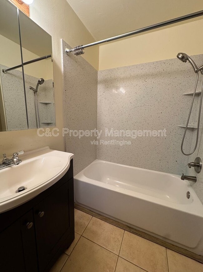 Building Photo - 1221 Pine Creek Wy Unit Apt G