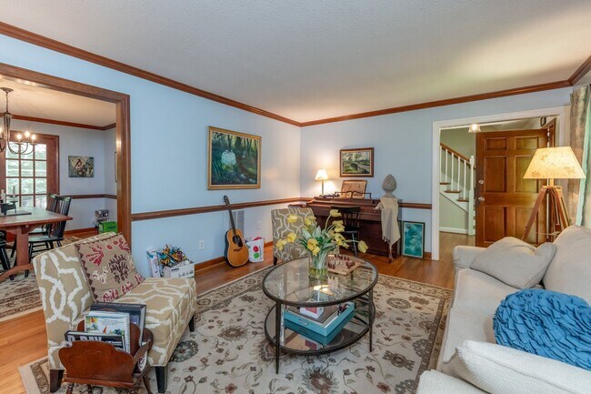 Photo - Spacious Colonial in Queens Lake
