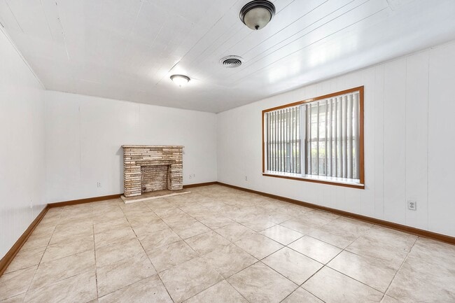Photo - 5813 Russell Ln