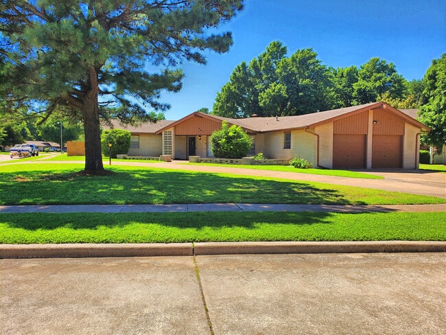 Building Photo - 301 S Ranchwood Manor Dr Rental