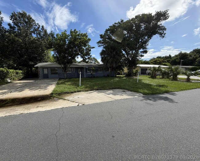 Building Photo - 1633 SE Arapaho Ave