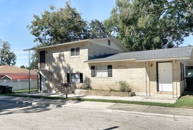 Building Photo - 2150 Saxon St Unit 2150 Saxon St  B