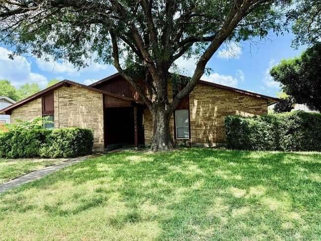 Building Photo - 1909 Forestdale Dr Rental