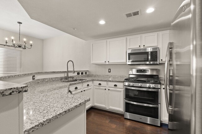 Building Photo - Upscale Condo | 3 Bed / 2 Bath | Garage | ...