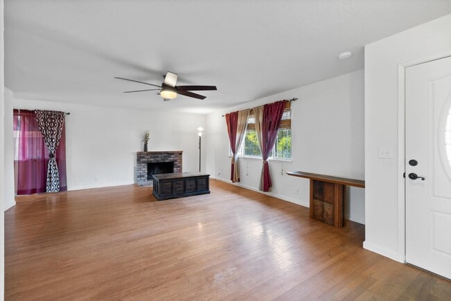 Photo - 618 Crestview Dr