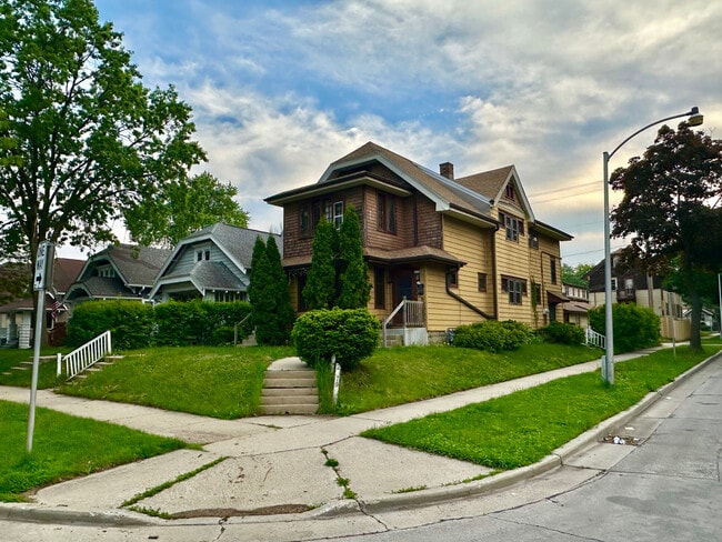 Building Photo - 2777 N 48th St Unit 2779 - Lower