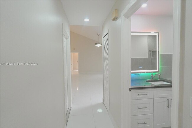 Photo - 518 NE 48th St