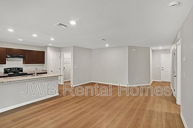 Photo - 939 W 24th St