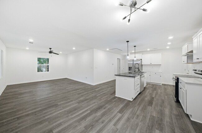 Photo - 175 Holly Rd NW