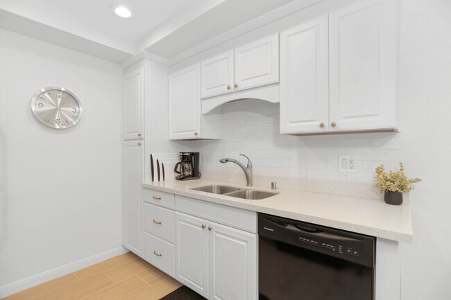 Photo - 10240 Black Mountain Rd Unidad 109