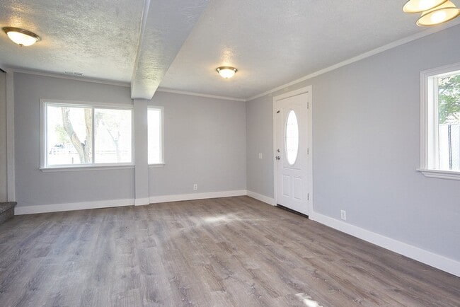 Photo - 325 W Apple St