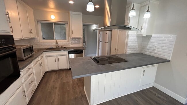 2960 Cabrillo Dr