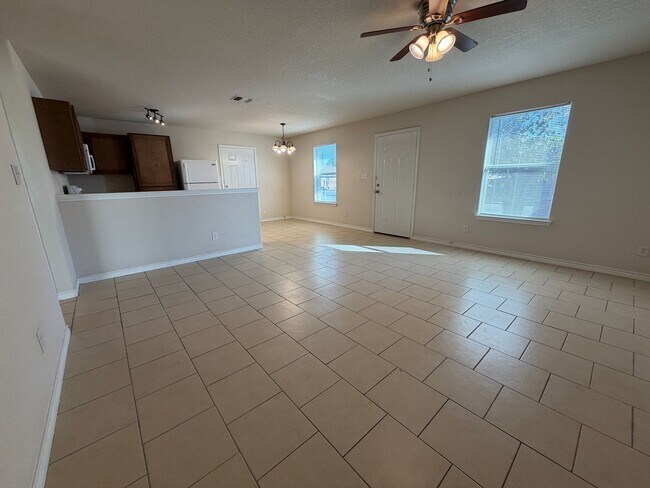 Photo - 3 bedroom, 2 bath with no carpet in a cul-de-sac street!
