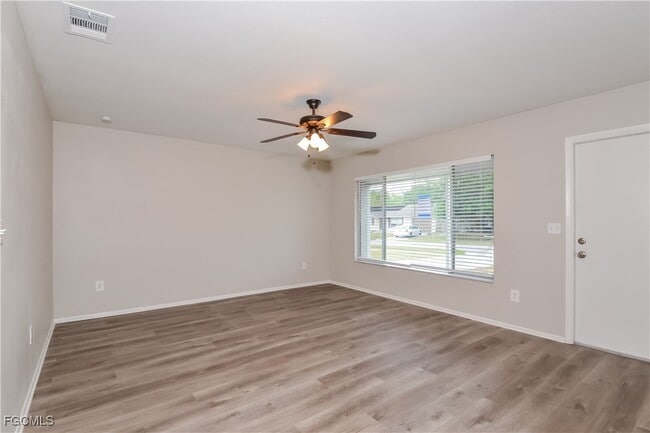 Photo - 6947 Roslyn Ct