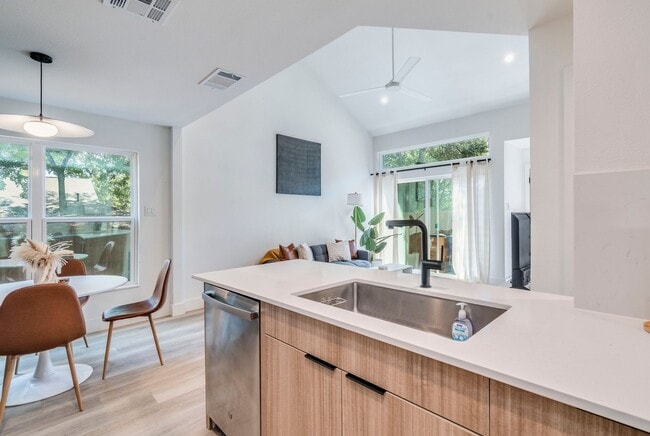 Photo - 1902 Albury Cove