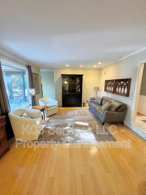 Photo - 615 E 101st Terrace