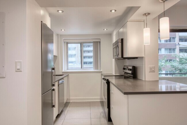 Building Photo - 3435 Rue Drummond Unit 43