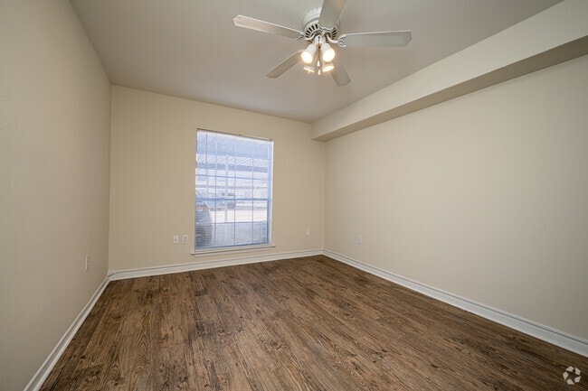2BR, 1BA - 920SF - Primary Bedroom