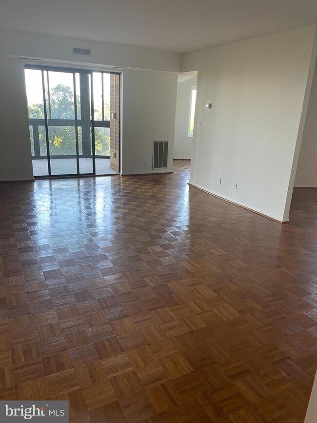 Photo - 8380 Greensboro Dr Unidad 314