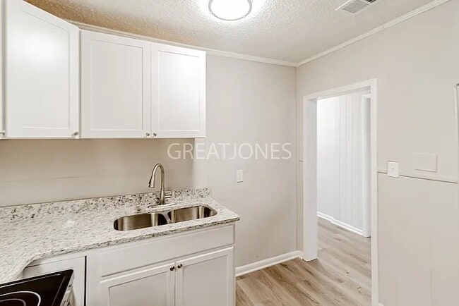 Photo - 2821 Snavely Ave SW
