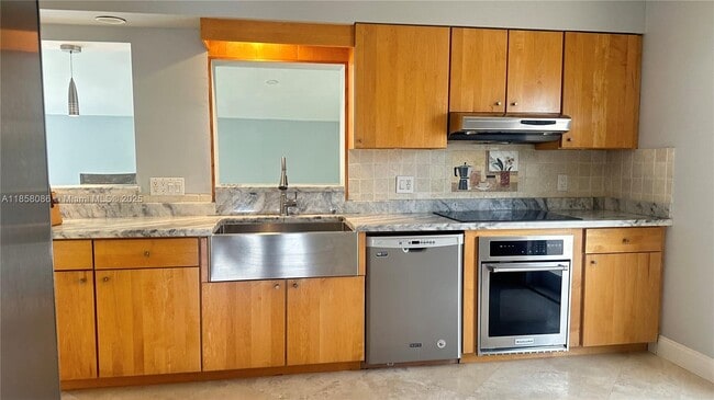 5771 NE 19th Ter