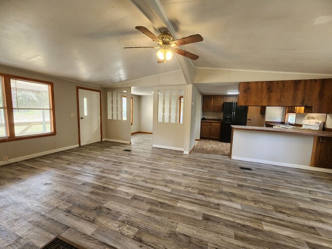 Photo - 3 bed, 2 bath on 1/3 Acre of FENCED land.