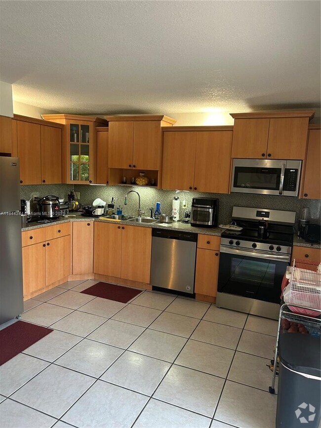 Building Photo - 17000 NW 67th Ave Unit 202 Rental