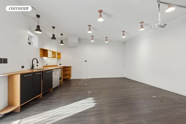 Photo - 651 Bergen St