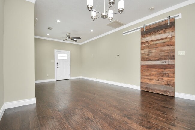Photo - 318 Ennis St
