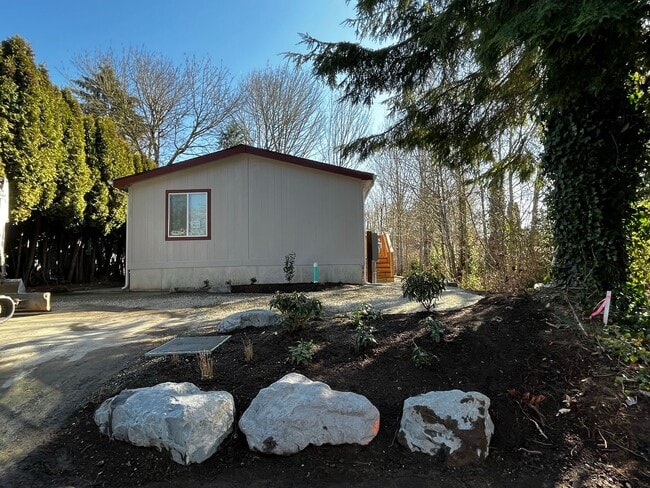 Building Photo - Beautifully Kept Newly Constructed Manufac... Rental