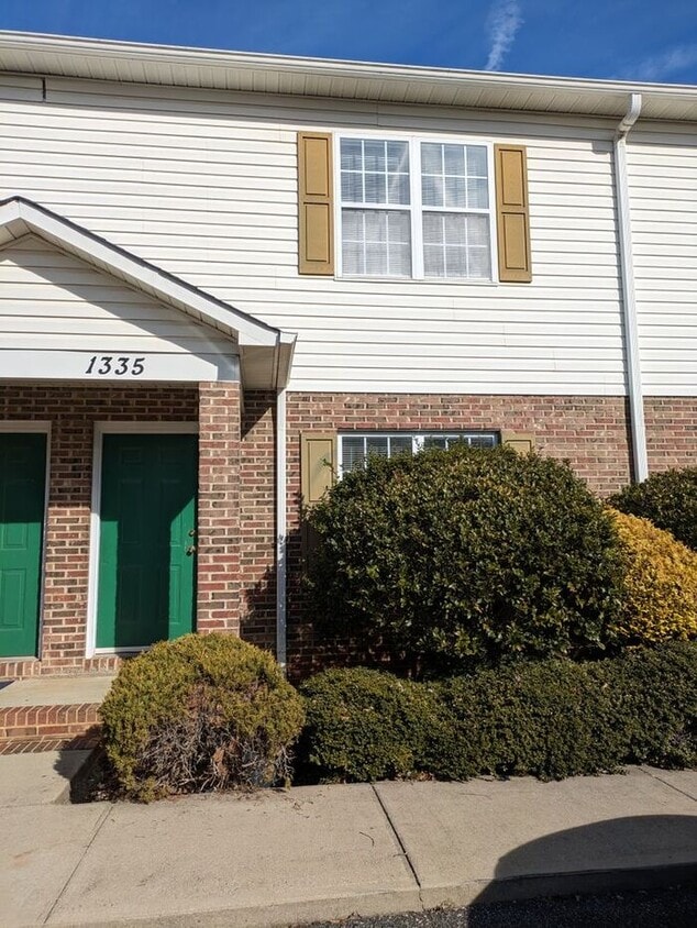 2BD/1.5BA Townhome At Strawberry Patch Com... - 2BD/1.5BA Townhome At Strawberry Patch Com...