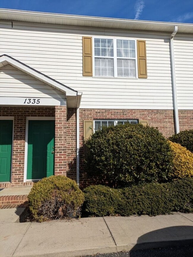 2BD/1.5BA Townhome At Strawberry Patch Com... - 2BD/1.5BA Townhome At Strawberry Patch Com...