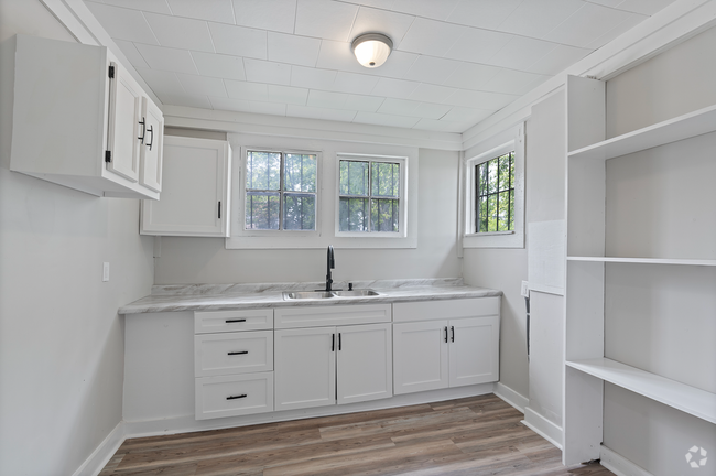 Building Photo - PRICE REDUCED LIMITED TIME! RECENTLY UPDAT... Rental