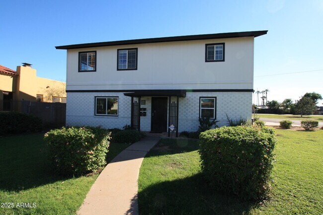 Building Photo - 1333 E Flower St Unit REAR