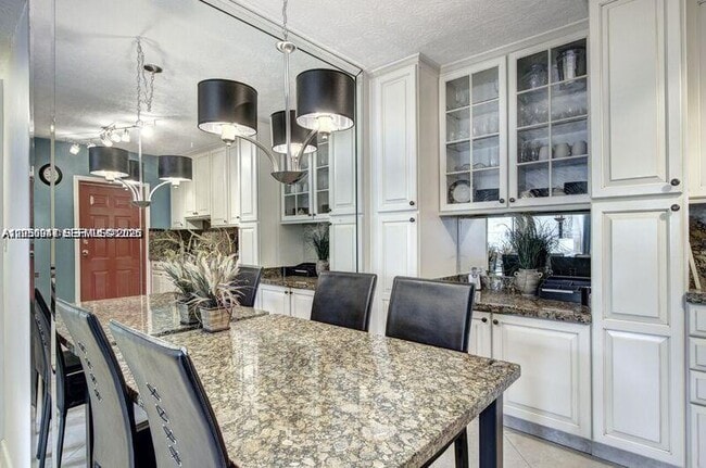 Photo - 221 SE 9th Ave Unidad 112