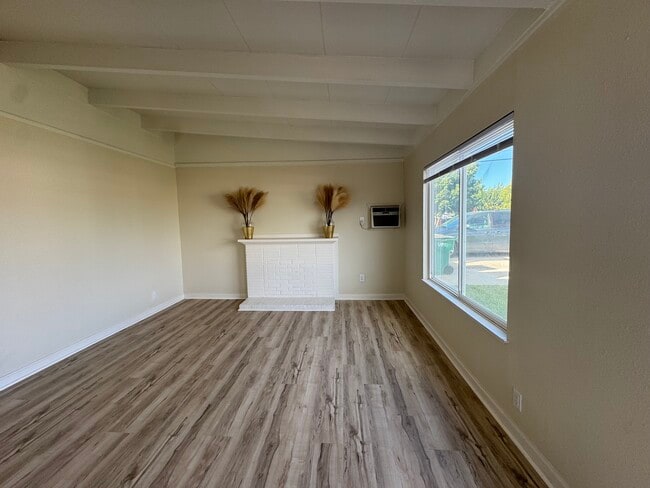 Photo - 1443 S School St