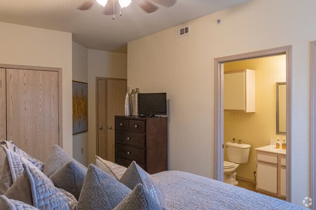 2BR, 2BA - 1093SF