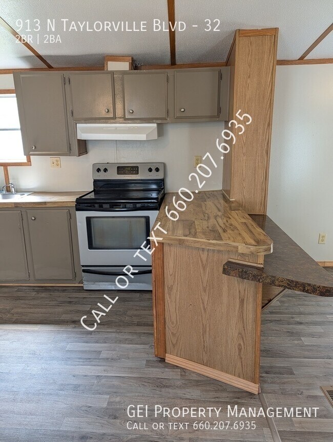 Photo - 913 N Taylorville Blvd