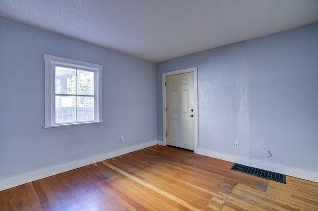 Photo - Turn of the Century Bungalow 1 bed, Downto...