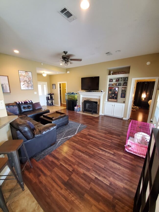 Photo - College Station -3 bedroom/2 bath - Fenced in back yard and House is in an EXCELLENT LOCATION