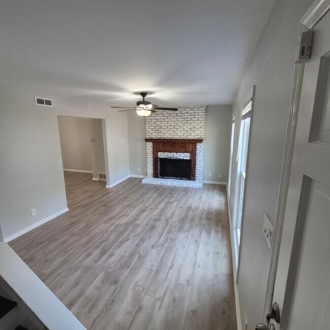 Photo - 195 Springdale Ct