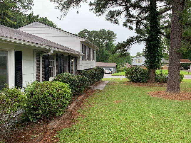 Building Photo - Tons of space and room to entertain!!