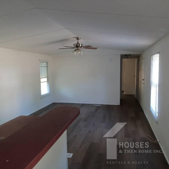 Photo - 210 Douglas St