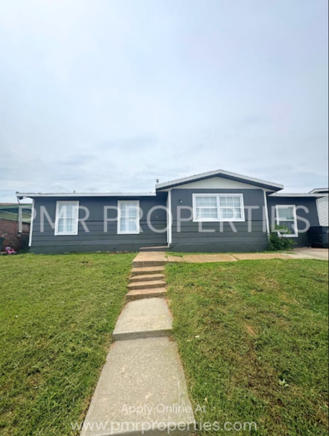 4 Bedrooms - 1 Bathroom House. - 4 Bedrooms - 1 Bathroom House.