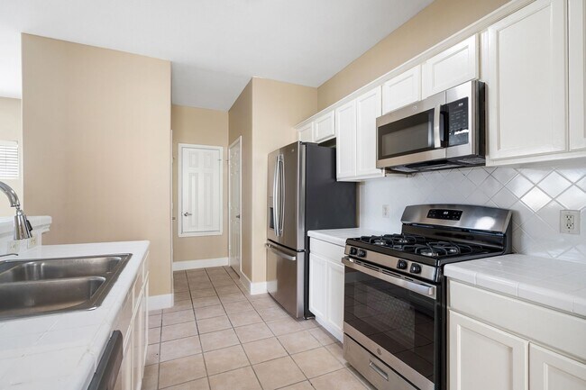 Photo - Agavae - MLK / 183 - Remodeled 3BD 2.5BA - Garage - Fenced Yard - $1600