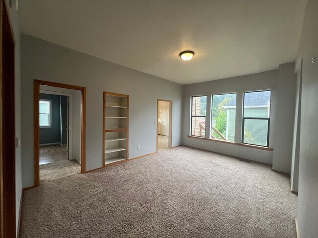 Photo - 4 bedroom 2 bath unit close to WWU and downtown Unidad C