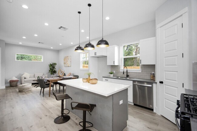 Photo - 2105 Sam Wilson St