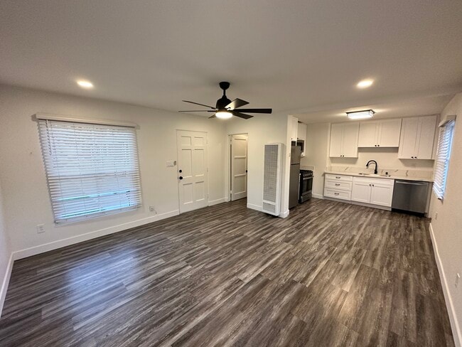 Photo - 942 - 948 Felspar Street